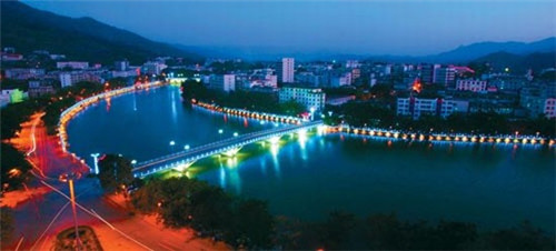 服装品牌加盟需要什么条件，品牌服装加盟店要投资多少钱